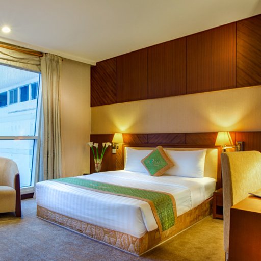 Khách sạn Emerald Hotel có 30 phòng đạt tiêu chuẩn 3 sao.