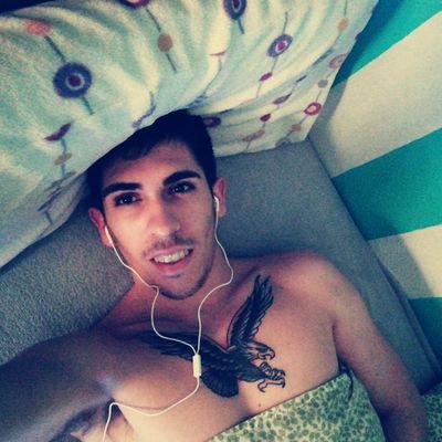 Con 23 años y betico desde el 1995.Quieren hablar pero la realidad es simple,sevilla es verdiblanca.Levantate nadie va a venir a levantarte.