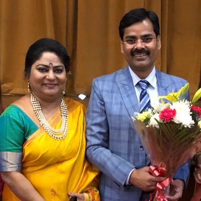 मन का विश्वास रगों में साहस भरता है, चढ़कर गिरना, गिरकर चढ़ना ना अखरता है। आख़िर उसकी मेहनत बेकार नहीं होती, कोशिश करने वालों की कभी हार नहीं होती।