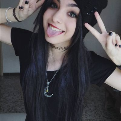 Hoieee, Holaa, Hiii,Ohayooo ok já deu né? Eu sou nova no Twitter e espero fazer amizades! Meu nome é Nikki-Chan e bem vindo ao meu perfil ^^  #GoodVibes