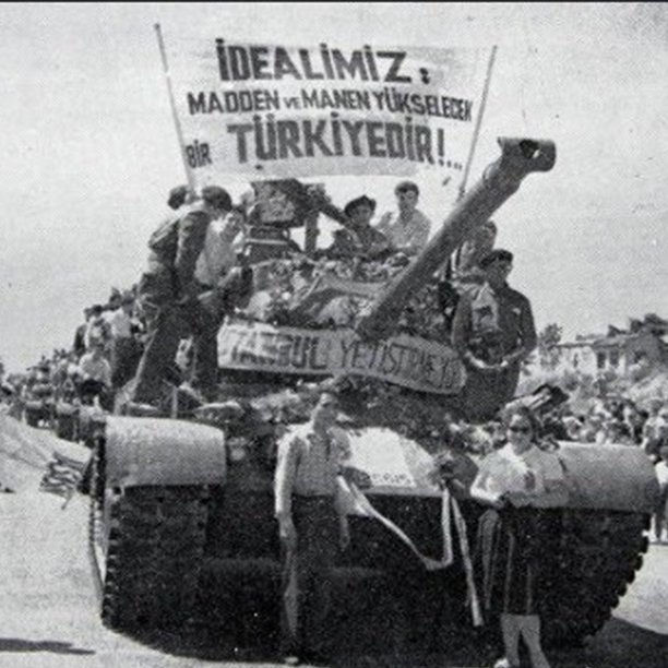 Bu hesap eserlerdeki ve hafızalardaki Türk Siyasal Hayatını anlamlandırmayı amaçlar. Görsellik ön plandadır.Tırnak içinde yazılanlar doğrudan aktarımdır.