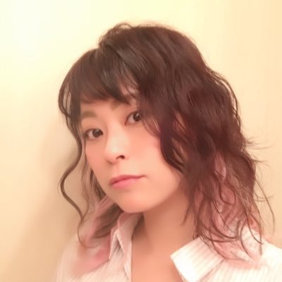 小劇場を中心に衣装の植田氏と『kasane（カサネ）』と言うユニットでヘアメイクとして活動中。 2022年より東京に移住。舞台・撮影他個人的な出張依頼（特別な日のヘアメイク等）も承っております。DMよりお気軽にお問い合わせ下さい♪個人的には、冬はコタツで丸くなりたいし夏は涼しい縁側でボエッとしておきたい感じです。