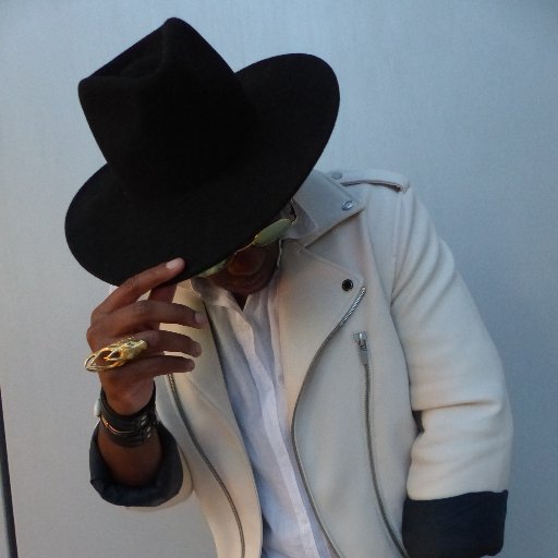 Artiste de musique hip hop participàt au end of the weak regulierement grand passionner de musique et jeune entrepreneur