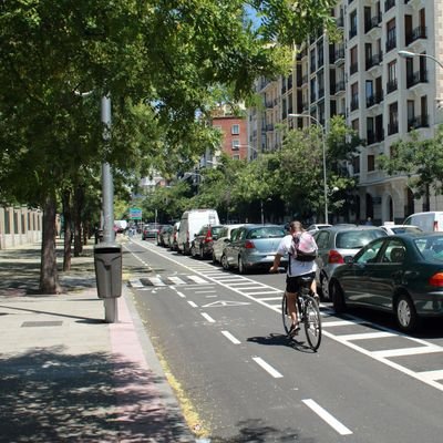 A favor de un red de #CB seguros, que permitan pedalear sin tener que jugarse la vida entre autobuses y coches. Por un Madrid más Europeo, amigable y sano.#bici