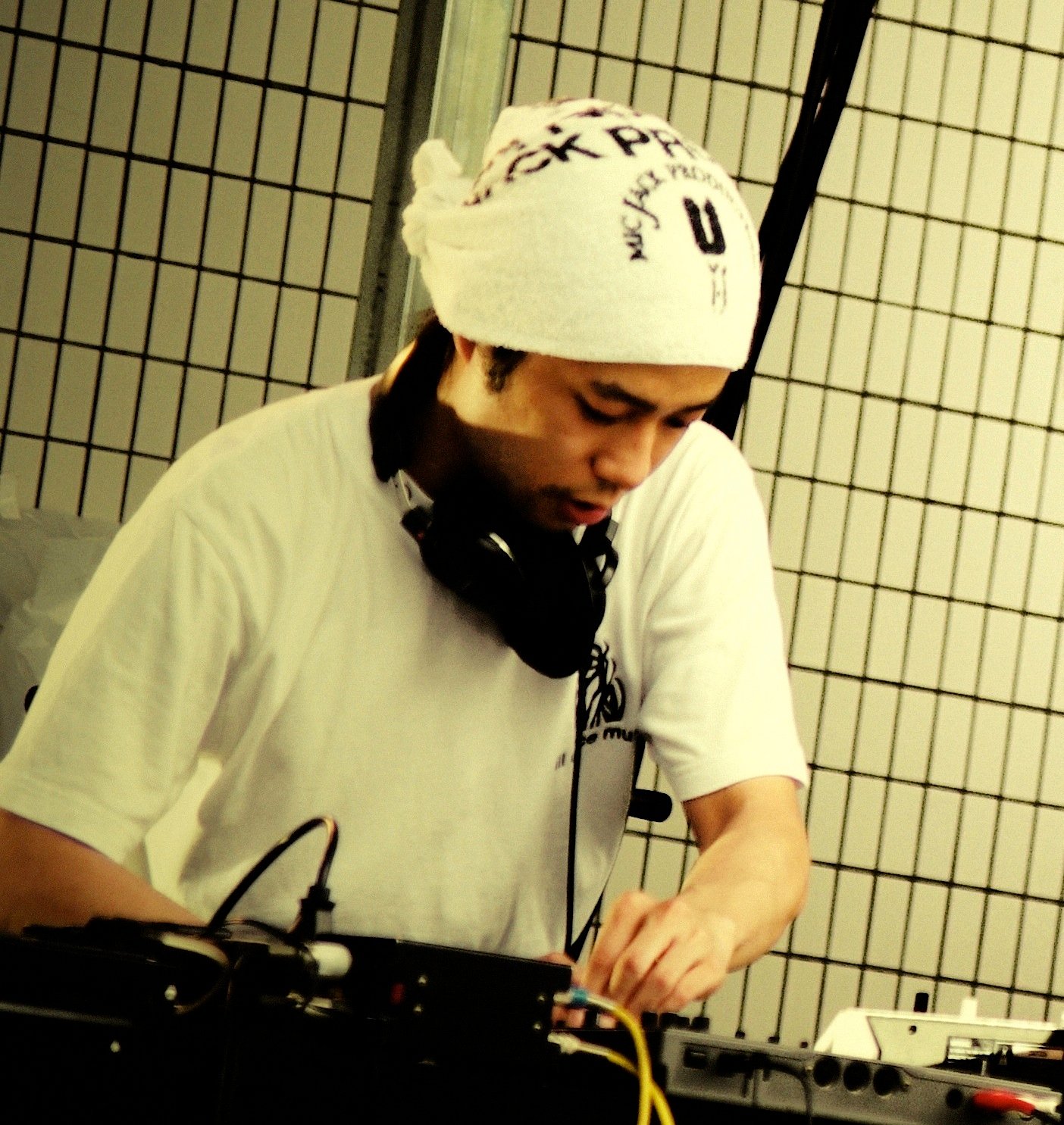 MJP・深江・S.H.C. (DIRECTOR/TRACK MAKER/DJ/DANCER)「民放TV局の全面的な有料化」を提唱。 筒状の視界から対象物にだけ焦点を合わせて見てる。 実力至上主義。可能な限り精神主義。ネコ科好き。フロアではダンスこそが正義。