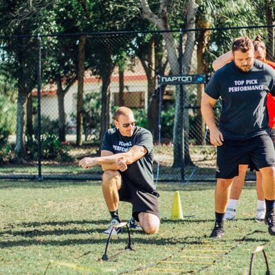 Former D1 athlete @uoflfootball 
Personal training/coaching 
@ignitionapg Speed System Certified 
middle school to pro's
70 + Pros
Coach
Motivator
#GodStrong