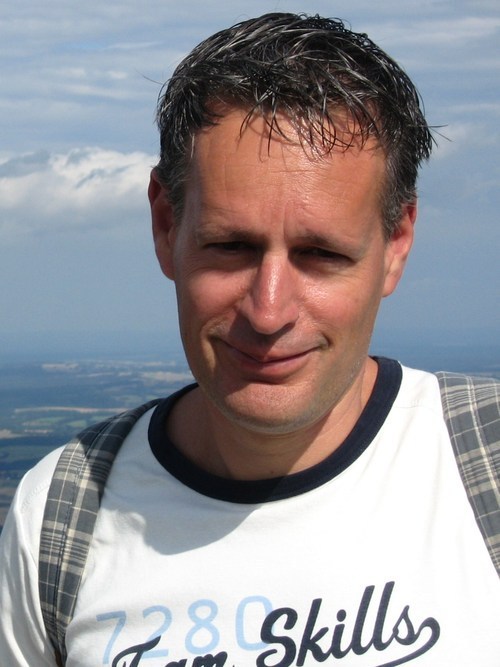 Living in Nunspeet - the Netherlands and loves sports - especially soccer and golf.
