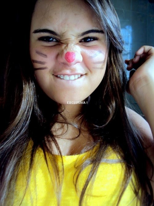 As cores lá fora, me disseram pra continuar(music


(+ Fernanda Winster )