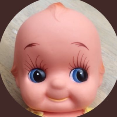 道産子の榎本隆平です。広島のツイキャス配信者だった「さとちゃん☀️」@poka_310にコメントしたい一心で、自身初のツイッターアカウント第1号の「アラファト タマサブロー」が誕生!コメントを初めて読んでもらえた時の感動💗から生配信視聴が病みつきに。因みにアラファト タマサブローは昔飼ってた🐈。
