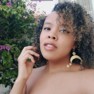 circecircuits's profile picture. Stephanie Spence 🌿 Word nerd working on an Afrofuturistic audio drama / former writer at @OFCRadio / friend of snails. She/her https://t.co/dr8shpq2rt