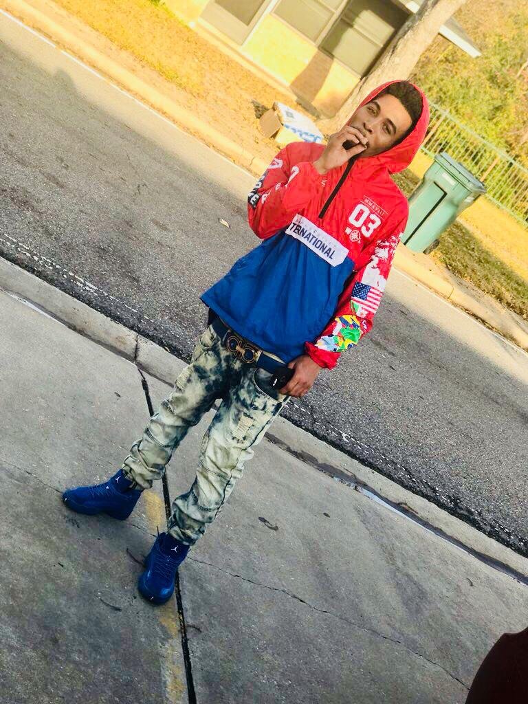 I love money Ion love bitches 👐🏽🙋🏽♀️👉🏽💰 DTB no I don’t trust bitches 🖕🏽😎