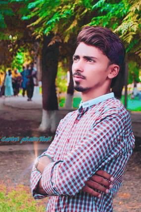 RashidJoiya18's profile picture. commerce stuDeNt