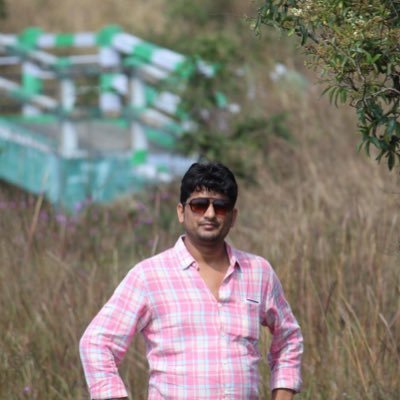 यदि संघर्षो में काटता है तो काट जाए सारा जीवन। हो कदम कदम पर समझौता ये मेरे बस की बात नही।