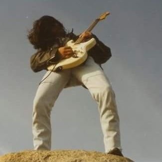 Guitarrista colgado, yo no, las guitarras🤘 🤘#FemXarxa 18/9/19😢