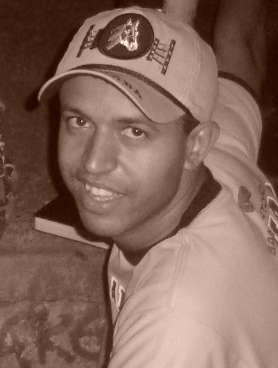 Filho de um Porteiro e uma dona de Casa,Musico-arranjador, cantor e compositor de musica Cristã/R&B/Hip-Hop/Soul. Integrante do grupo Opção Vida.
