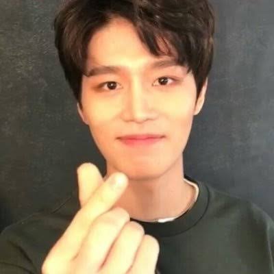 ㅤㅤ〔 FIKSI / Strict IC. 〕“Jangan suruh pilih antara nyanyi sama Joy Red Velvet. Mana bisa?” — Ilham Ghazali, bukan Al Ghazali.