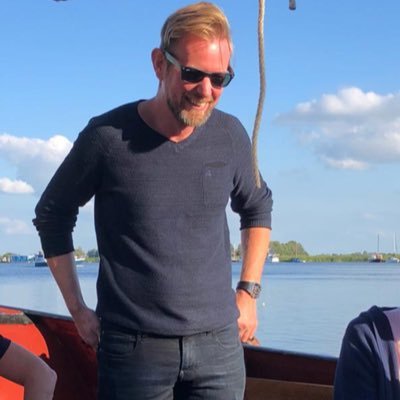 Getrouwd, Sociaal werker in de gemeente Leeuwarden, SPH bachelor degree, backing vocal, zanger, Wielrennen.