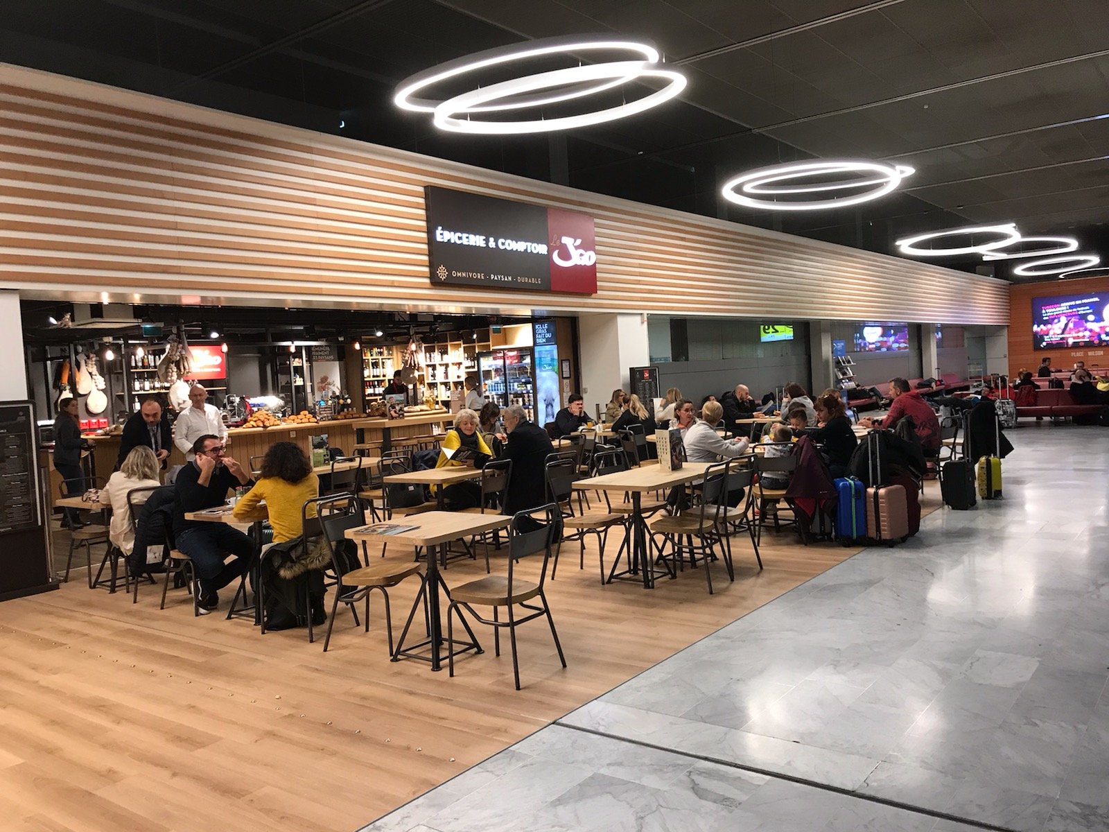 Du côté de l’aéroport Toulouse- Blagnac, visitez le comptoir-épicerie J’Go avant d’embarquer #omnivore #durable #paysan