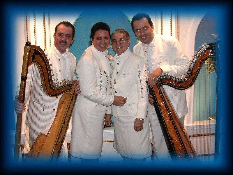 Somos um grupo musical, formado por mãe e filhos. Tocamos desde 1974 a serviço da música cristã. Contatos (47)3436.3336