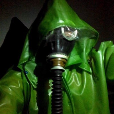 rubberfoolman's profile picture. 喜歡雨衣.雨鞋.工人粗工的穿著.制服.臉譜彩繪.身體全身彩繪，BDSM
