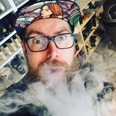 Dampfenthusiast und Vape Shop Betreiber
Bärtiger Kiltträger und Rostfee
Dampf Zebra by NUH Vaper
