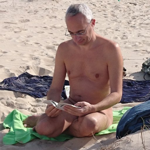 🌈 Tout nu dès que possible et pieds nus tout le temps #naturist 🌞 #barefoot 👣 Et aussi le #DroitDesAffaires  😜