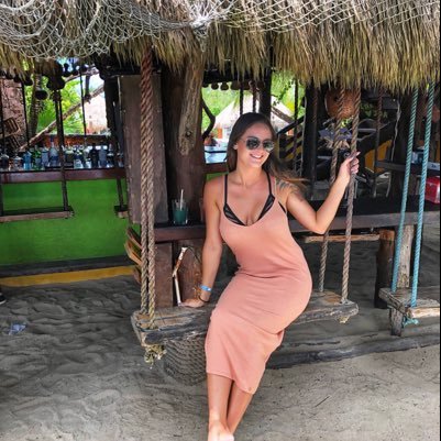 _JessecaRachele's profile picture. ♑️ Capricorn |📍HB | 💻 Advertising