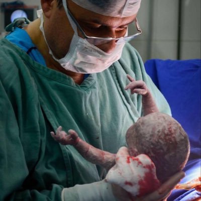 Cristão, conservador, médico por vocação, especialista em endometriose, pai dedicado , 6 filhos ,apaixonado pela esposa . BOLSONARO RAIZ