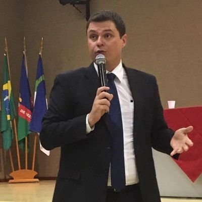 Sócio do Brissac & Fonteles Advocacia, prof. da UNDB, Pres. do ARROCHA FC. Apaixonado pela vida, família, futebol, poker, Magic e Star Wars.
Um cara do bem...