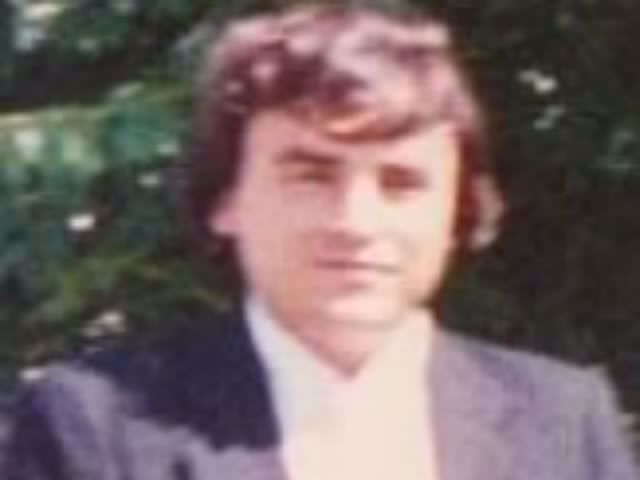 Profesional, sincero, honesto, romántico, tierno, respetuoso, soltero, sin hijos, me gusta viajar, mi hobby preferido es el campo, donde suelo pasar los finde..