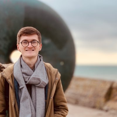 Contemporary Dance Artist/Researcher | Arts Marketer | Site & Screendance Specialist | PhD student @BathSpaUni | @cascreendance 🏳️🌈 he/him