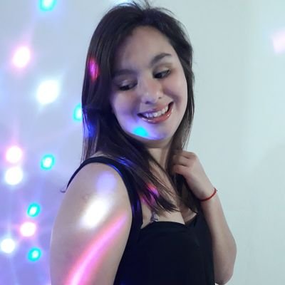 Vive el presente sin olvidar el
pasado pero siempre mirando al
hacia el Futuro ♥️