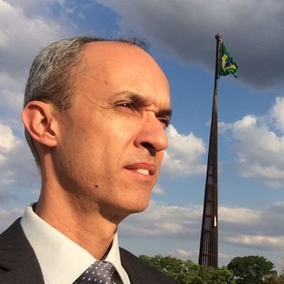 Cristão por convicção, alcançado pela graça e poupado pela misericórdia, buscando a cada dia agradar o coração do Pai.