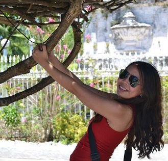 Food Lover, Crazy Cat Lady, Fun, Crazy
Wants to make life simple, full of adventure and laughter.