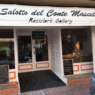 Un omaggio al Conte Mascetti interpretato dal grande Ugo Tognazzi,degustazione dei vini della Tognazza,galleria d'arte e luogo d'incontro di pensiero ad Ibiza
