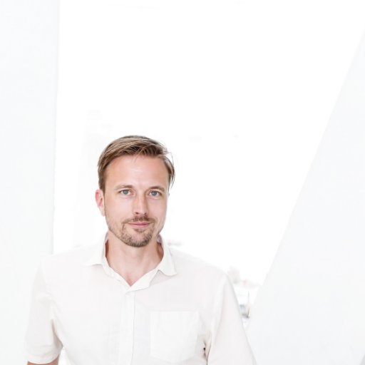 Kommunikatør i Pressenytt. Redaktør for musikkavisen Panorama.no. Småbarnspappa, ølbrygger, Lyn- og City-mann. Voksende kjærlighet til Grorud.