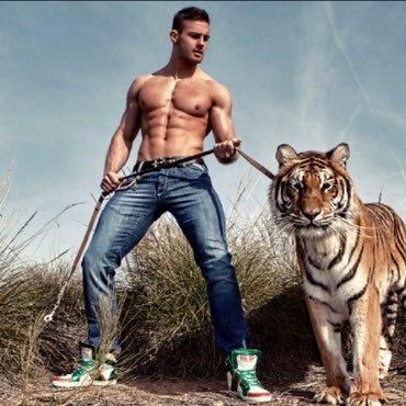 Sh000Ali's profile picture. أحَدهُم لا يُحَادِثُكَ كَثِيراً لَكِنّه يُفكّر بِكَ أكثَر مِمّا تَتصوّر .. !