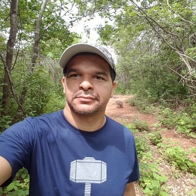 Simples e objetivo. :) Esporte, amigos, felicidade... e o mais importante de tudo, Deus no coração!