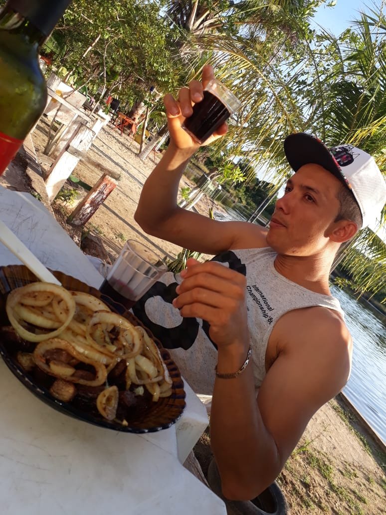 32 anos, pai do Paulo, do Henrrique, do Joao Miguel e da Ana Sophia. Vendedor de frutas na rua. Mora em Lagoa do Tocantins 100km Palmas capital.