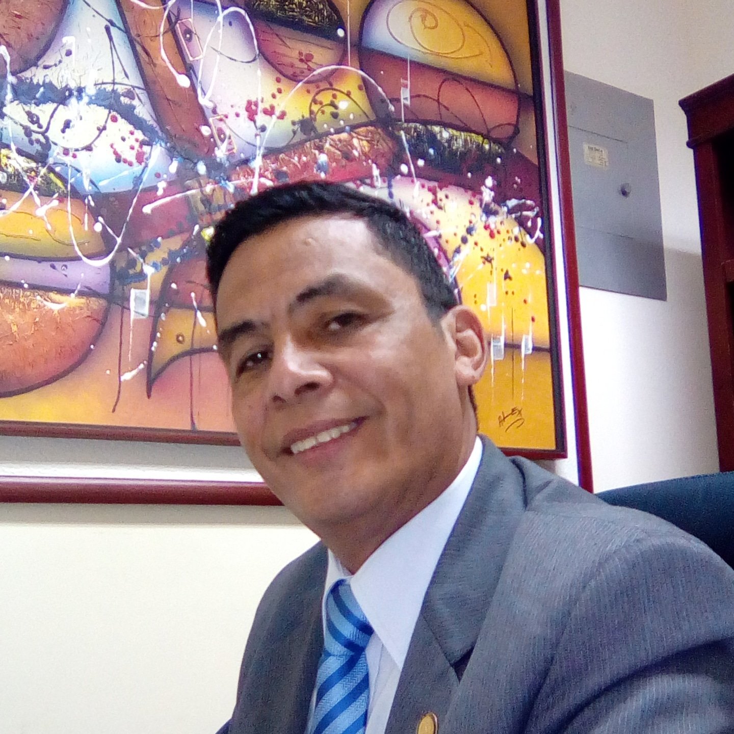 Cristiano, Humanista,  Bolivariano  y Autocrítico, Soldado de la Ley, Abogado Especialista en Materia Penal y Criminología.