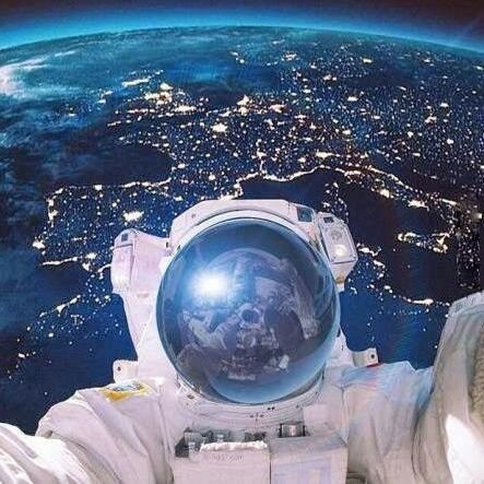 Navetierra1's profile picture. Toda la materia del Universo, y nosotros como ej. de materia orgánica evolucionada, estamos  en constante movimiento, desplazándonos ... viajando por el Cosmos