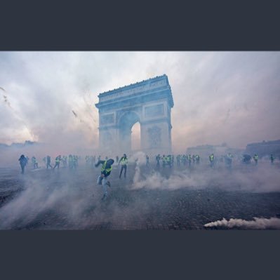 Notre drapeau est par terre, rouge de honte et bleu sali, moi je bondis blanche de colère, Allons enfants de la Patrie.