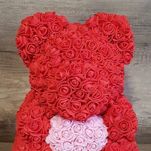 Unsere Bären aus Rosen sind das ideale Geschenk für jeden Anlass, für große und kleine, alte und junge Ladies.
