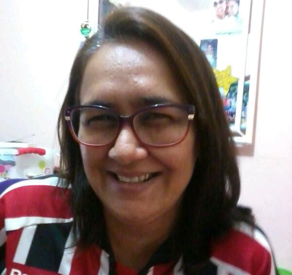 Cristã, são-paulina, professora... Ouvir boa música, bater perna no shopping, um bom livro e uma BIG caneca de café-com-leite, são meus hobbys favoritos!