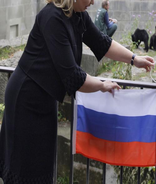 Kremlins_wife's profile picture. Родилась под Ленинградом, 15 марта, девичья фамилия была красивой - Линник. С Митей училась в параллельном классе. мы- образцовая семья