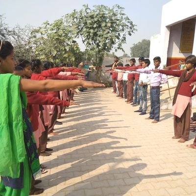 On #Monday #students take #OathToSaveNature & to #BeatClimateChange. Founder @prabhatmisra. #MondayToSunday #ClimatePledgeAndAction #ForNature.