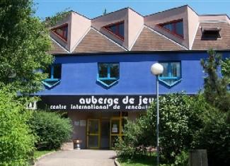 Auberge2Rives's profile picture. À proximité des institutions européennes, l’auberge est située dans le jardin en bordure du Rhin et à 2 pas de la passerelle qui relie la France et l’Allemagne.