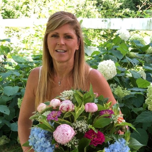 Garden Influencer and flower farm owner. I love sharing my fun free flower tip videos to help you grow and arrange amazing flowers🌸