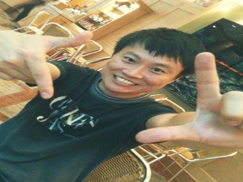 y2210's profile picture. // I am 카피라이터(광고)/날라리 예수쟁이// I like 사진찍기/노래방(가수 뺨치다 구속될 뻔)/고기굽기// Weak at 운동/춤/