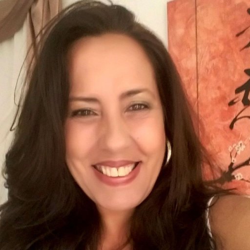 Brasileira nascida em São Paulo, Massoterapeuta e Terapeuta Holística.